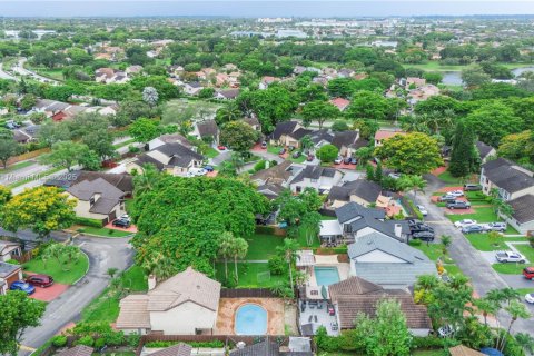 House in Miami, Florida 3 bedrooms, 137.5 sq.m. № 1728326 - photo 26