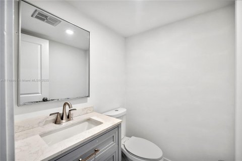 House in Miami, Florida 3 bedrooms, 137.5 sq.m. № 1728326 - photo 9