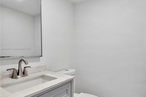 House in Miami, Florida 3 bedrooms, 137.5 sq.m. № 1728326 - photo 10