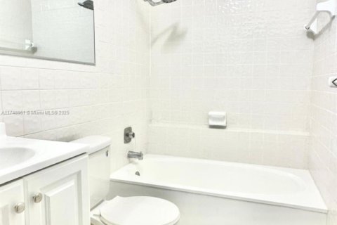 House in Miami, Florida 3 bedrooms, 137.5 sq.m. № 1728326 - photo 14