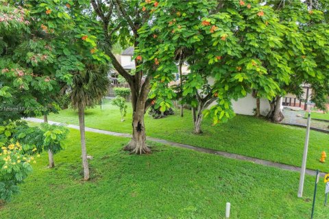 House in Miami, Florida 3 bedrooms, 137.5 sq.m. № 1728326 - photo 18