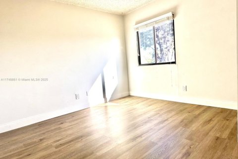 House in Miami, Florida 3 bedrooms, 137.5 sq.m. № 1728326 - photo 15