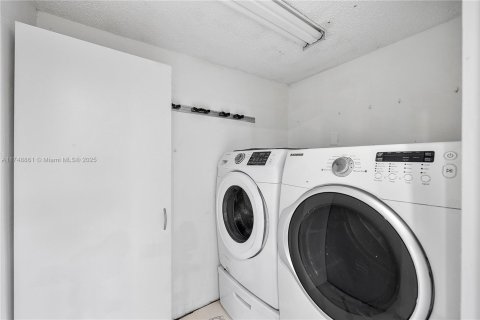 House in Miami, Florida 3 bedrooms, 137.5 sq.m. № 1728326 - photo 11