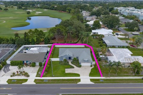 House in Belleair, Florida 4 bedrooms, 187.57 sq.m. № 2197113