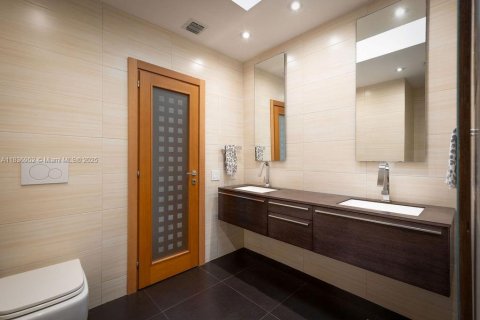 Casa en venta en Miami, Florida, 3 dormitorios, 221.57 m2 № 1842388 - foto 16