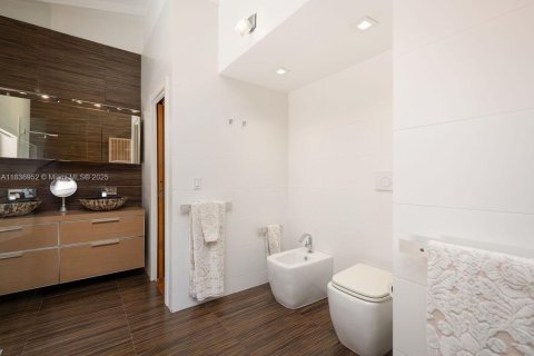 Casa en venta en Miami, Florida, 3 dormitorios, 221.57 m2 № 1842388 - foto 26