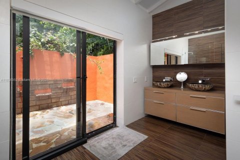 Casa en venta en Miami, Florida, 3 dormitorios, 221.57 m2 № 1842388 - foto 23