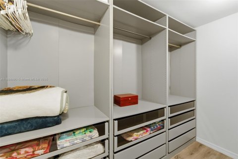 Copropriété à louer à Miami, Floride: 2 chambres, 140.19 m2 № 1951000 - photo 17