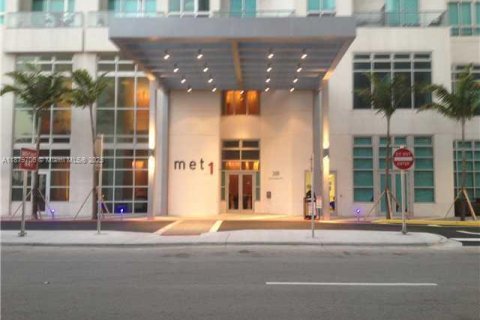 Condominio en alquiler en Miami, Florida, 2 dormitorios, 93.46 m2 № 1921919 - foto 2