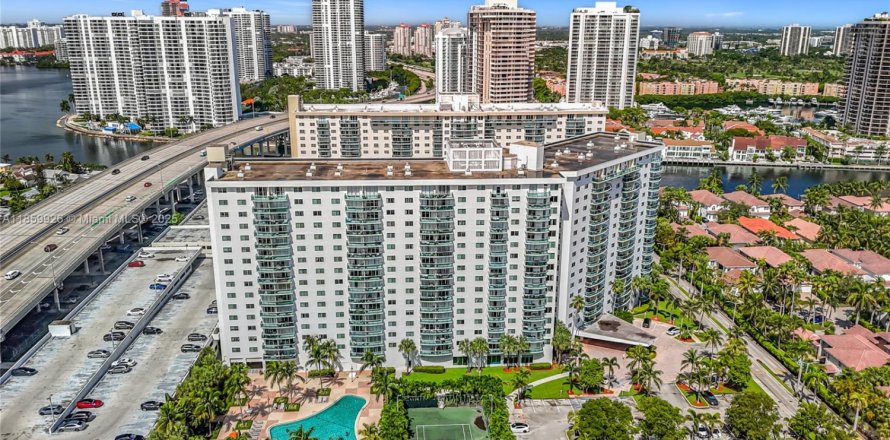 Condominio en Sunny Isles Beach, Florida, 1 dormitorio  № 1928185