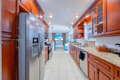 Villa ou maison à louer à Hollywood, Floride: 3 chambres, 149.39 m2 № 1971417 - photo 17