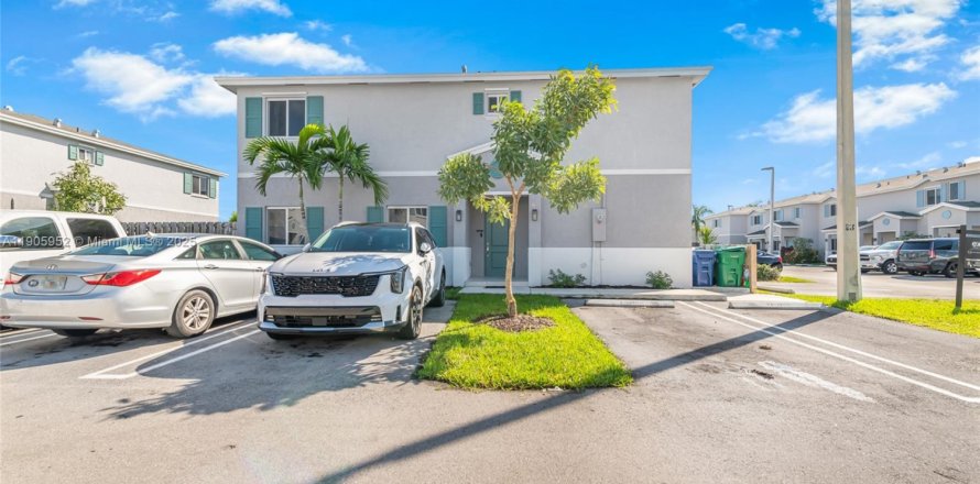 Adosado en Florida City, Florida 4 dormitorios, 160.72 m2 № 1957283