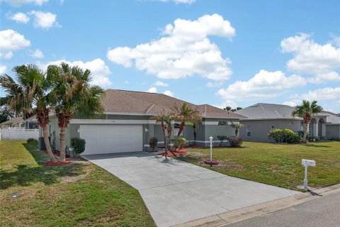 House in Winter Haven, Florida 3 bedrooms, 177.81 sq.m. № 2229175