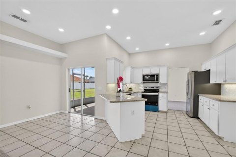 House in Winter Haven, Florida 3 bedrooms, 177.81 sq.m. № 2229175 - photo 14
