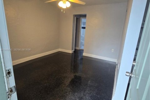 Casa en alquiler en Miami, Florida, 2 dormitorios, 60.39 m2 № 2046368 - foto 2