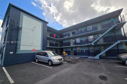 House in Miami, Florida 2 bedrooms, 60.39 sq.m. № 2046368