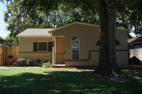House in Saint Petersburg, Florida 3 bedrooms, 124.77 sq.m. № 1911991 - photo 1