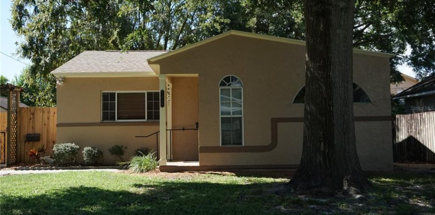 House in Saint Petersburg, Florida 3 bedrooms, 124.77 sq.m. № 1911991