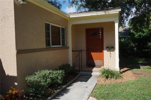 House in Saint Petersburg, Florida 3 bedrooms, 124.77 sq.m. № 1911991 - photo 2