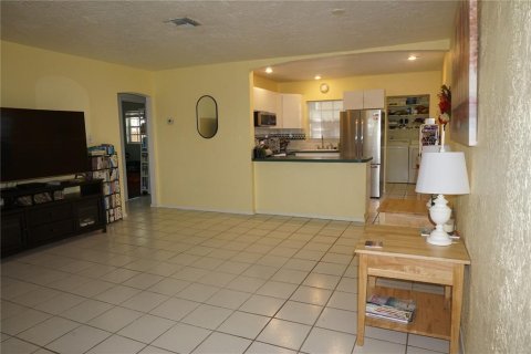 House in Saint Petersburg, Florida 3 bedrooms, 124.77 sq.m. № 1911991 - photo 14