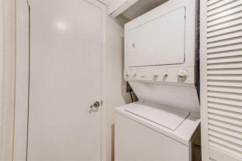 Condo in Largo, Florida, 2 bedrooms  № 1879372 - photo 21