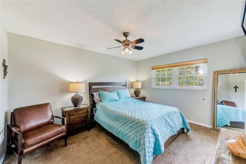 Condo in Largo, Florida, 2 bedrooms  № 1879372 - photo 13