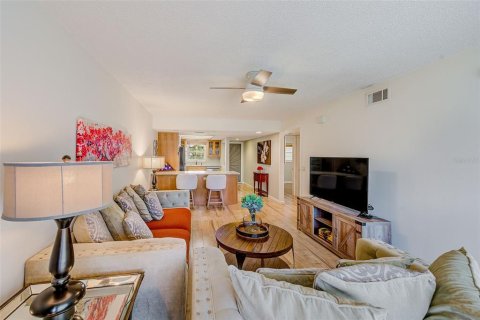 Condo in Largo, Florida, 2 bedrooms  № 1879372 - photo 12