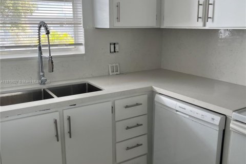 Condominio en alquiler en Miami, Florida, 1 dormitorio, 104.52 m2 № 1933577 - foto 5