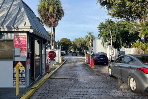 Condominio en alquiler en Miami, Florida, 1 dormitorio, 104.52 m2 № 1933577 - foto 2