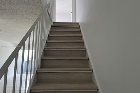 Condominio en alquiler en Miami, Florida, 1 dormitorio, 104.52 m2 № 1933577 - foto 8