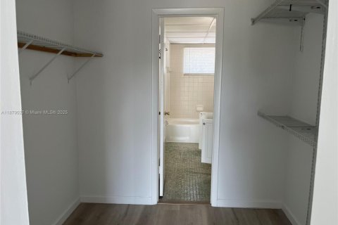 Condominio en alquiler en Miami, Florida, 1 dormitorio, 104.52 m2 № 1933577 - foto 10