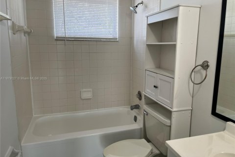 Condominio en alquiler en Miami, Florida, 1 dormitorio, 104.52 m2 № 1933577 - foto 11