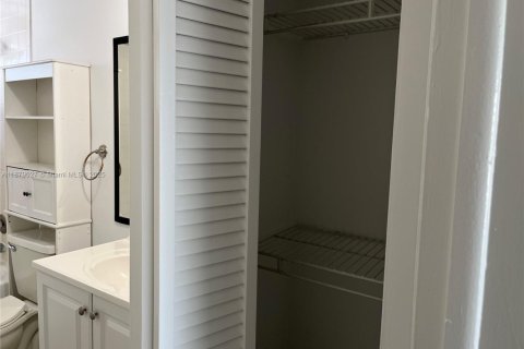 Condominio en alquiler en Miami, Florida, 1 dormitorio, 104.52 m2 № 1933577 - foto 12