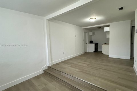 Casa en alquiler en Miami, Florida, 3 dormitorios, 71.81 m2 № 1954403 - foto 14