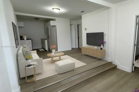 Casa en alquiler en Miami, Florida, 3 dormitorios, 71.81 m2 № 1954403 - foto 1