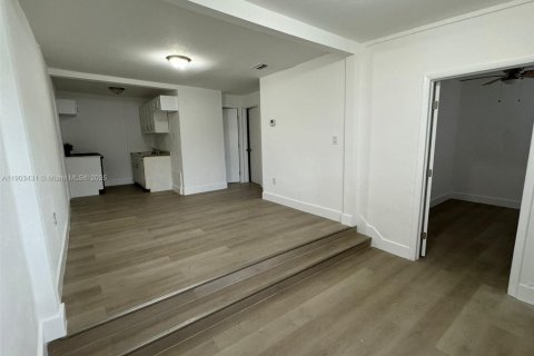 Casa en alquiler en Miami, Florida, 3 dormitorios, 71.81 m2 № 1954403 - foto 15
