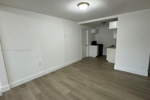Casa en alquiler en Miami, Florida, 3 dormitorios, 71.81 m2 № 1954403 - foto 13