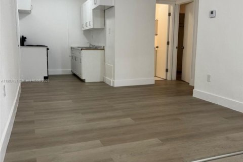 Casa en alquiler en Miami, Florida, 3 dormitorios, 71.81 m2 № 1954403 - foto 16