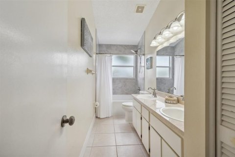 Casa en venta en Wesley Chapel, Florida, 5 dormitorios, 301.28 m2 № 1831733 - foto 25