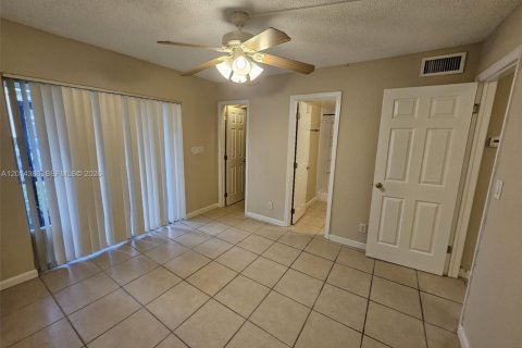 Condominio en alquiler en Coral Springs, Florida, 1 dormitorio, 56.67 m2 № 2076427 - foto 3