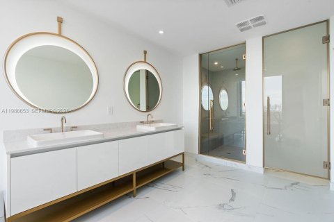 Condo in Miami, Florida, 4 bedrooms  № 2048404 - photo 12