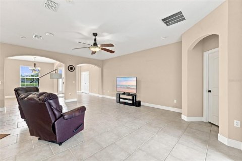 Villa ou maison à vendre à Deltona, Floride: 4 chambres, 229 m2 № 2302252 - photo 12