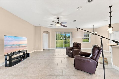 Villa ou maison à vendre à Deltona, Floride: 4 chambres, 229 m2 № 2302252 - photo 13