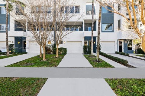 Купить таунхаус в Форт-Лодердейл, Флорида 2 спальни, 143.44м2, № 1971145 - фото 15