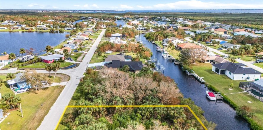 Land in Port Charlotte, Florida № 1819793