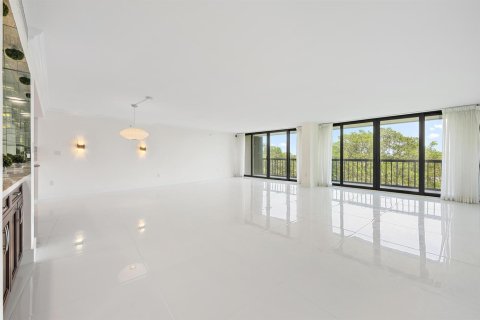 Condo in West Palm Beach, Florida, 3 bedrooms № 2175868 - photo 2