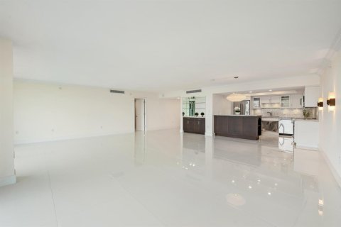 Condo in West Palm Beach, Florida, 3 bedrooms № 2175868 - photo 6