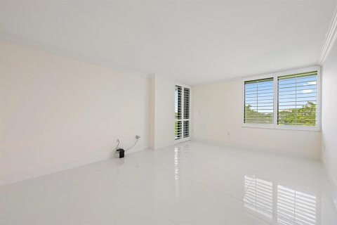 Condo in West Palm Beach, Florida, 3 bedrooms № 2175868 - photo 14