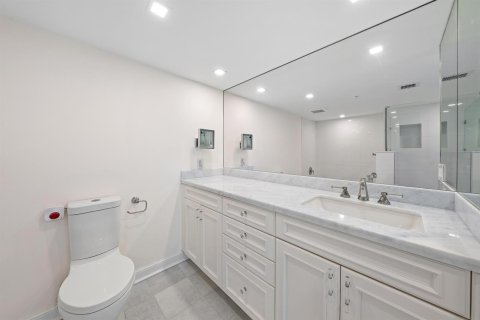 Condo in West Palm Beach, Florida, 3 bedrooms № 2175868 - photo 18