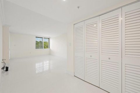Condo in West Palm Beach, Florida, 3 bedrooms № 2175868 - photo 15